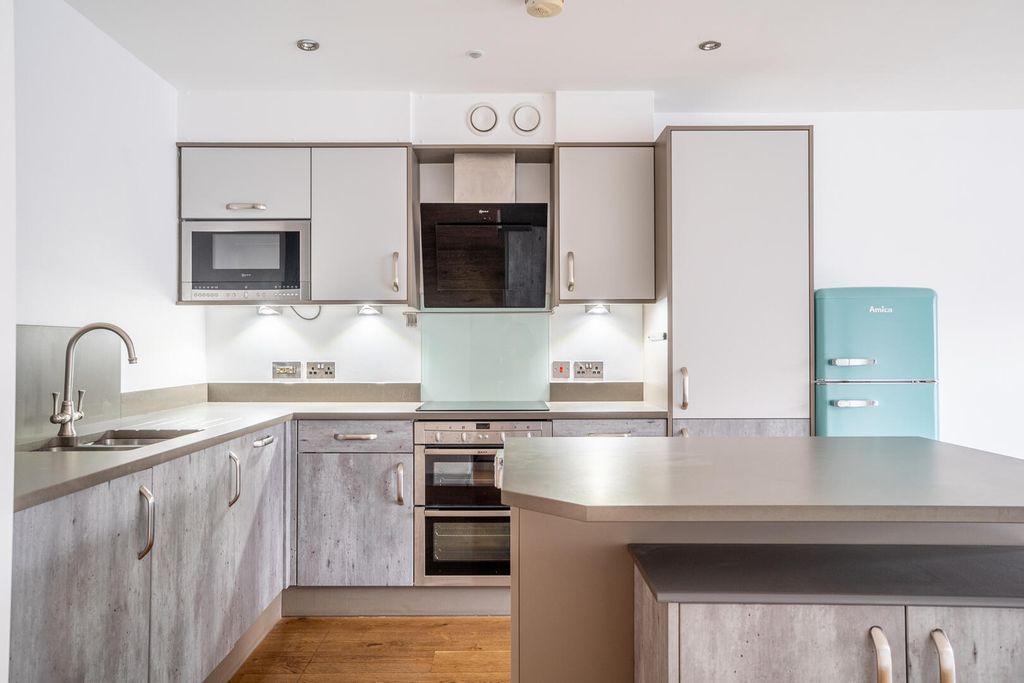 Property photo 3 of 19 Kitchen