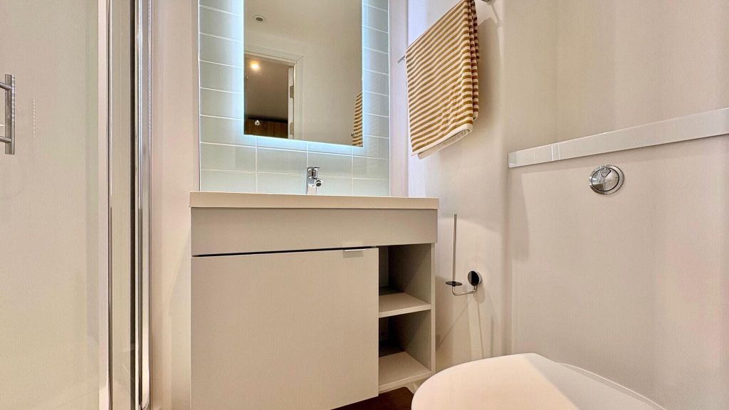 Property photo 2 of 21 Bathroom