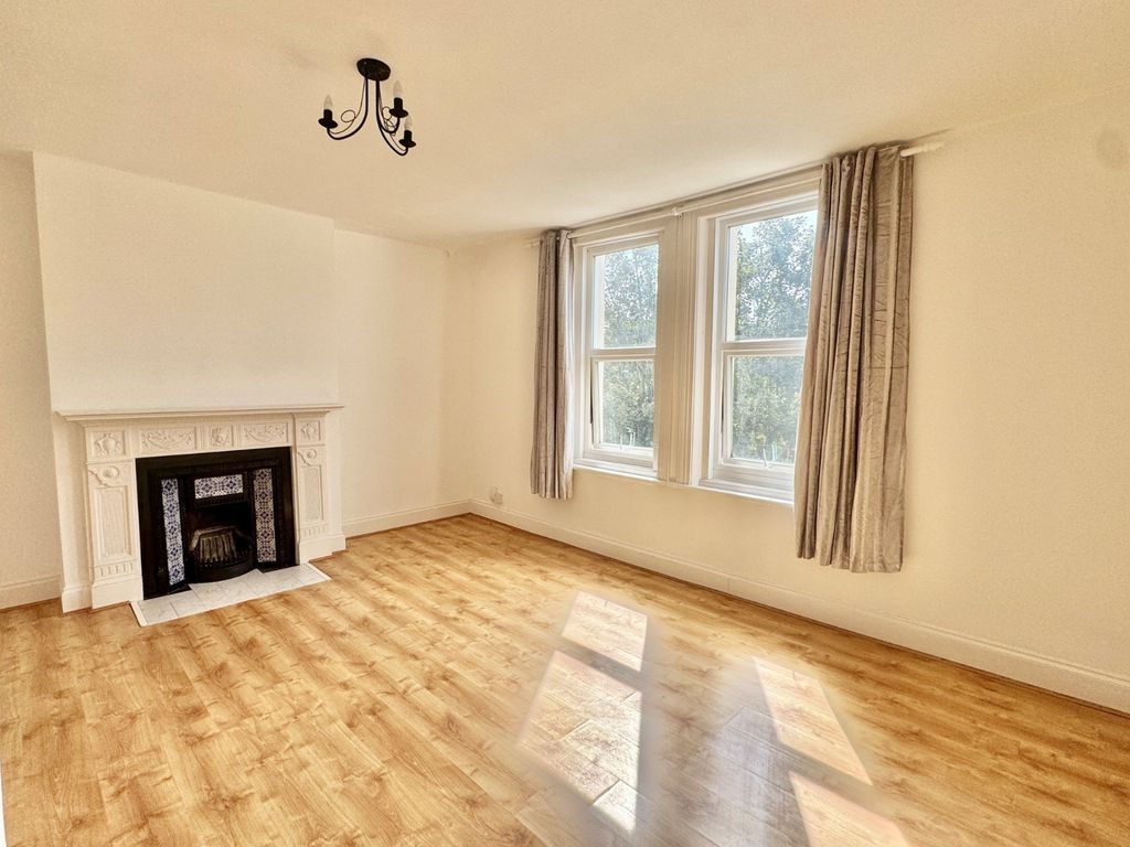 Property photo 2 of 11 Lounge