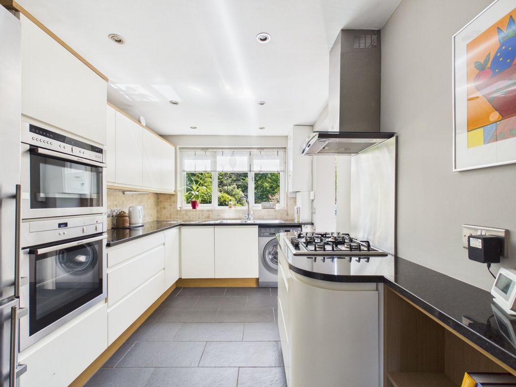Property photo 3 of 25 Kitchen