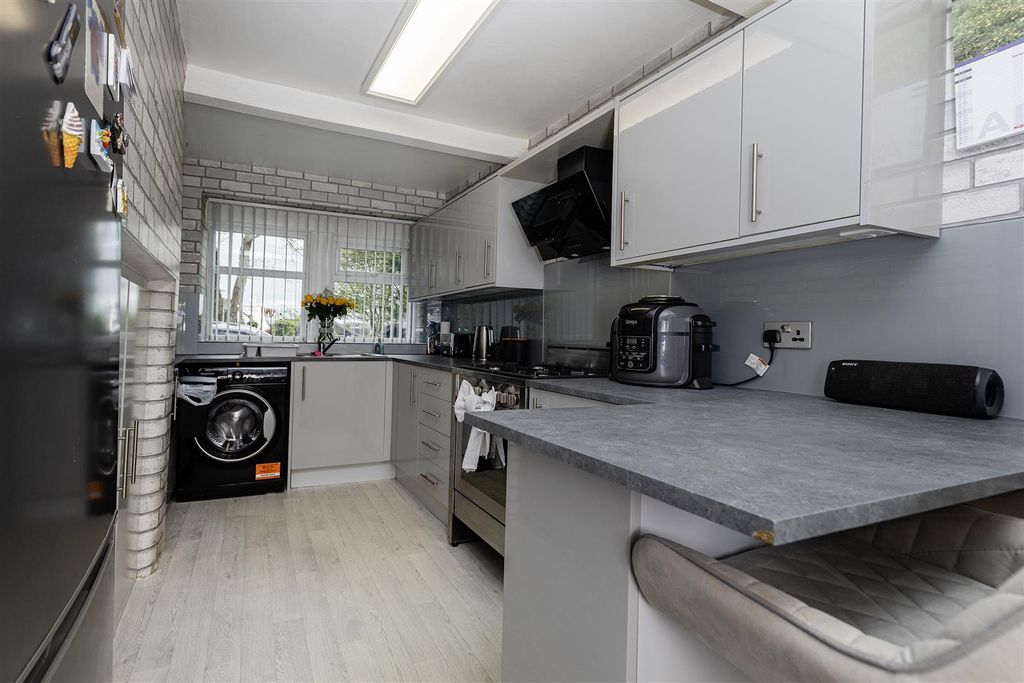 Property photo 3 of 21 Kitchen