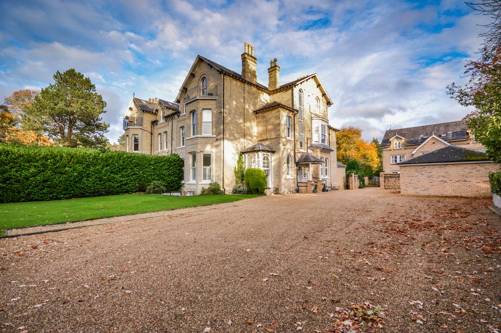 Property photo 1 of 18 Front External