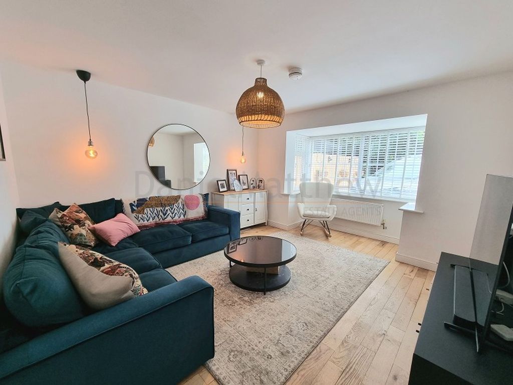 Property photo 2 of 36 Lounge