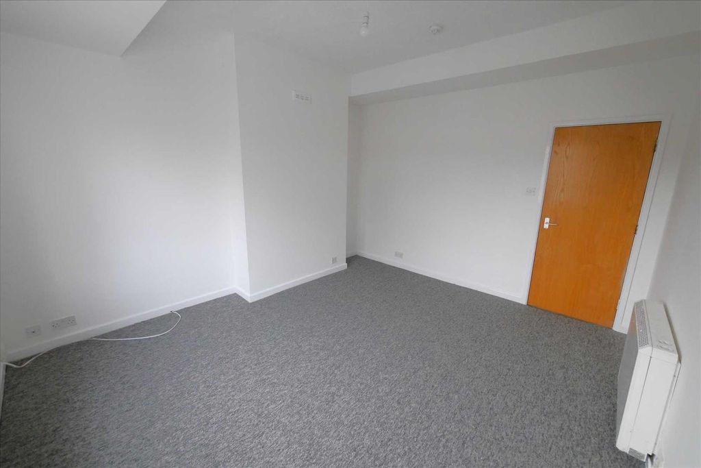 Property photo 3 of 8 Lounge