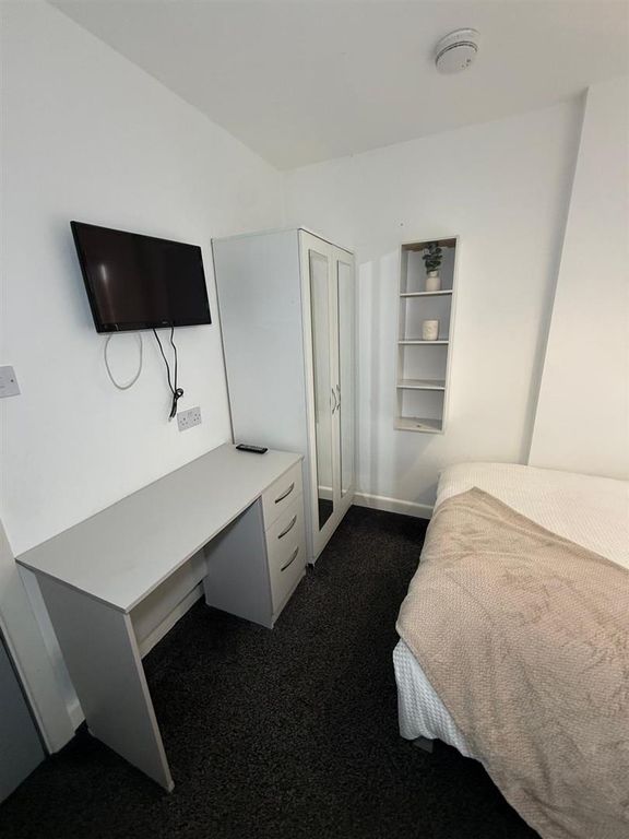 Property photo 2 of 3 Room 6.Jpeg