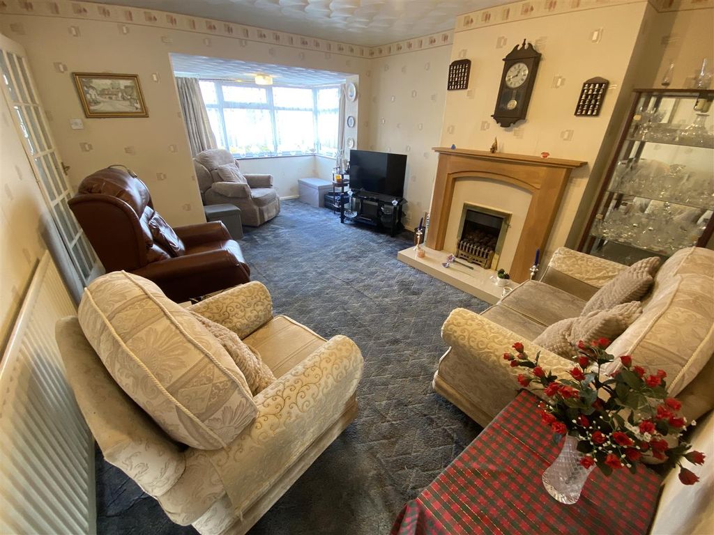 Property photo 3 of 11 Lounge