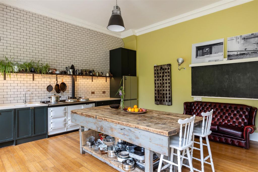 Property photo 2 of 40