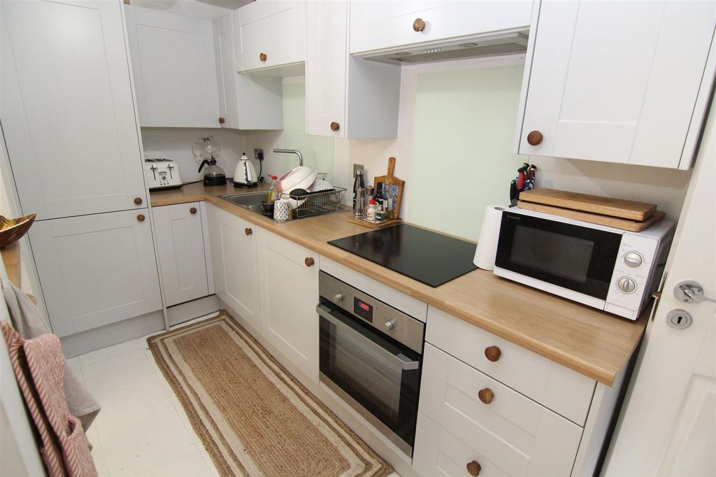 Property photo 3 of 18 Kitchen