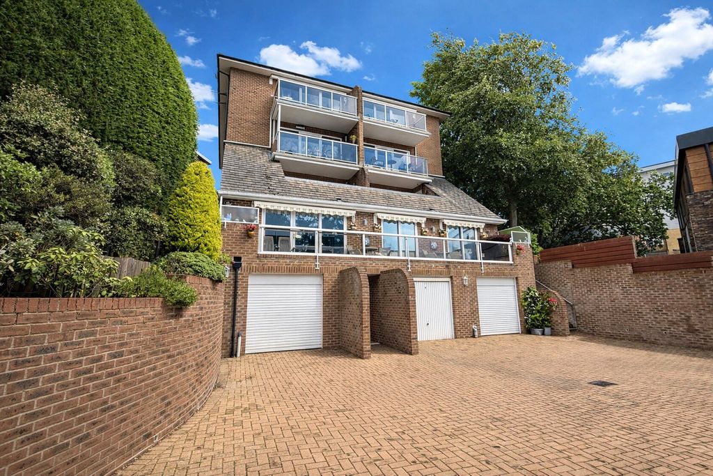 Property photo 1 of 14 Alton Court