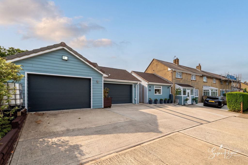 Property photo 1 of 35 Frontage And Parking