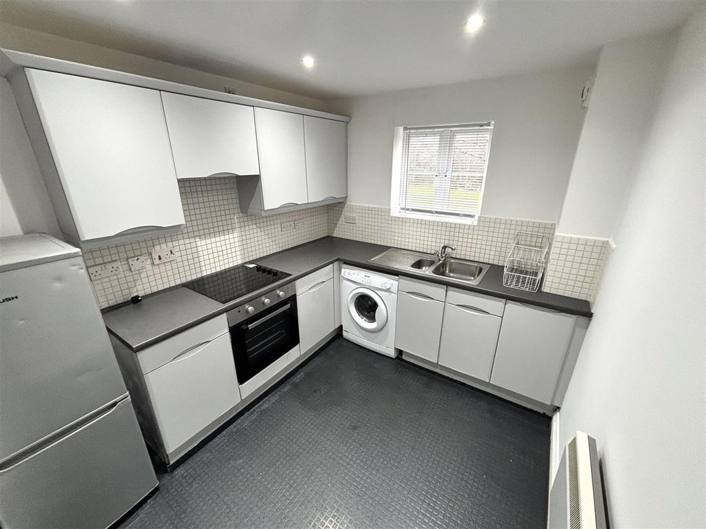 Property photo 3 of 12 Kitchen