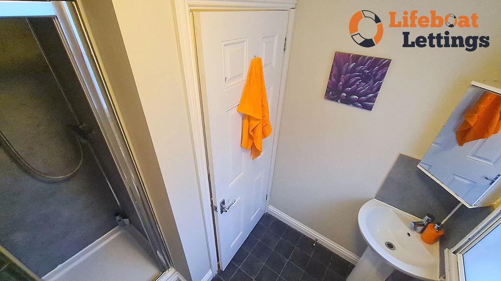 Property photo 3 of 9 Bedroom 5 Ensuite