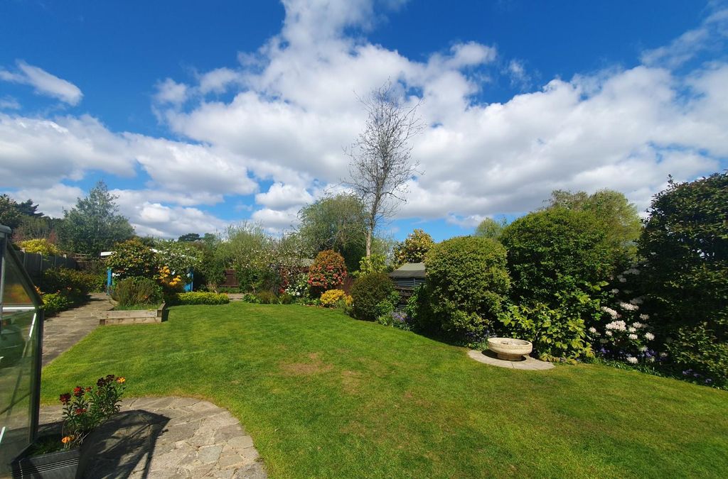 Property photo 2 of 16 Tattenham Way