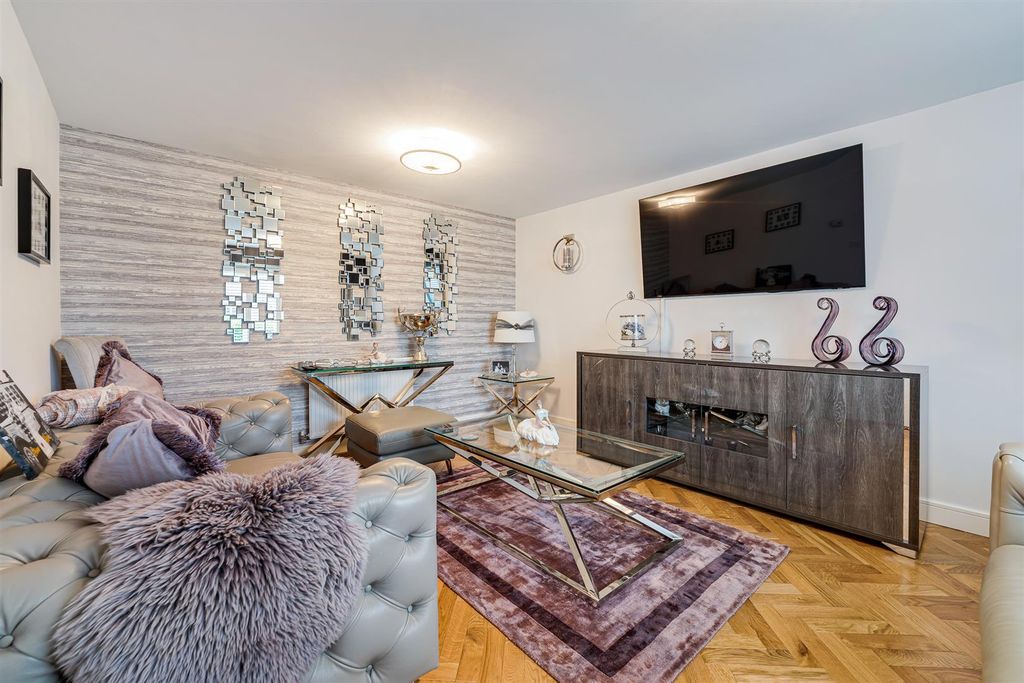 Property photo 3 of 31 27 Newhall Road  (13 Of 50).Jpg