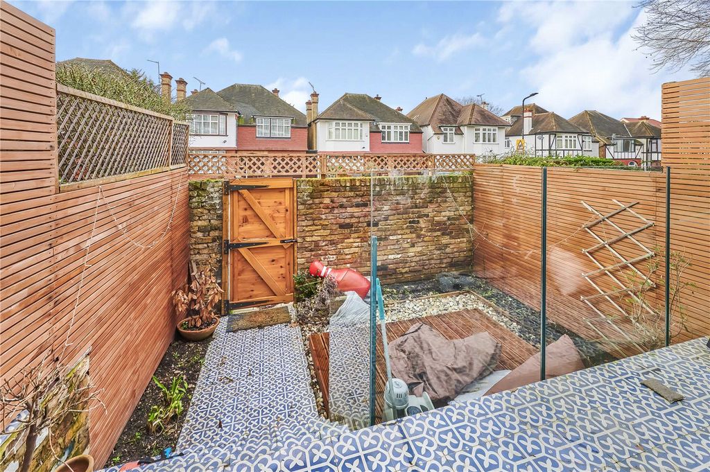 Property photo 2 of 16 Picture No. 13