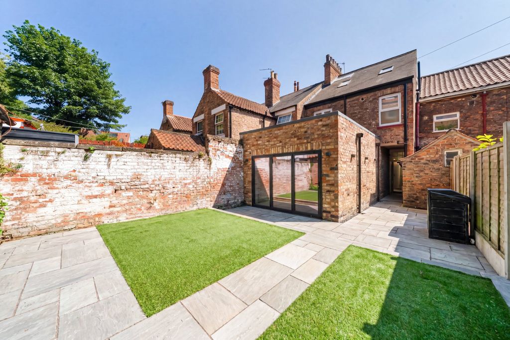 Property photo 2 of 17 Picture No. 24
