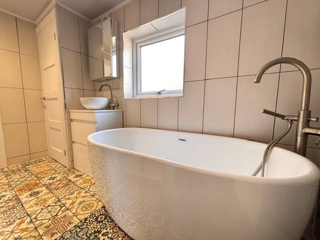 Property photo 2 of 10 Bathroom