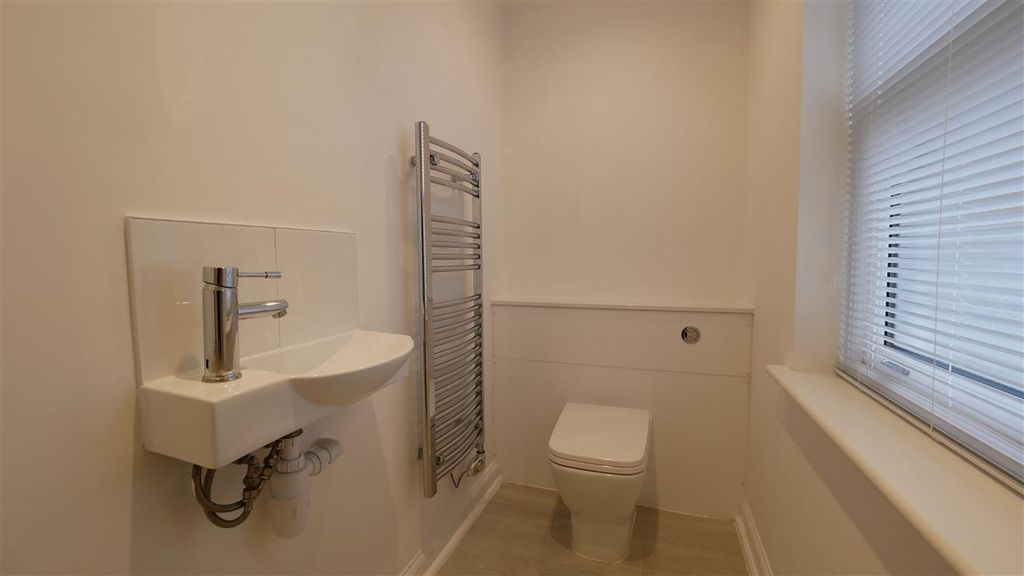 Property photo 3 of 11 Hallway/Cloakroom