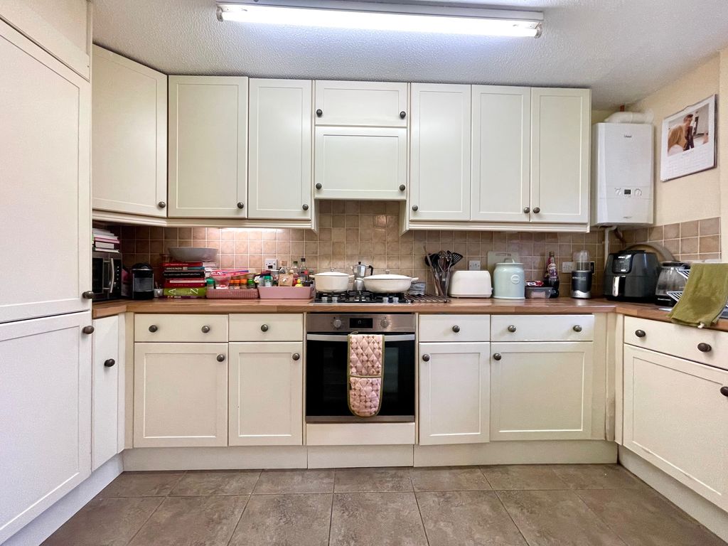 Property photo 3 of 9 Kitchen