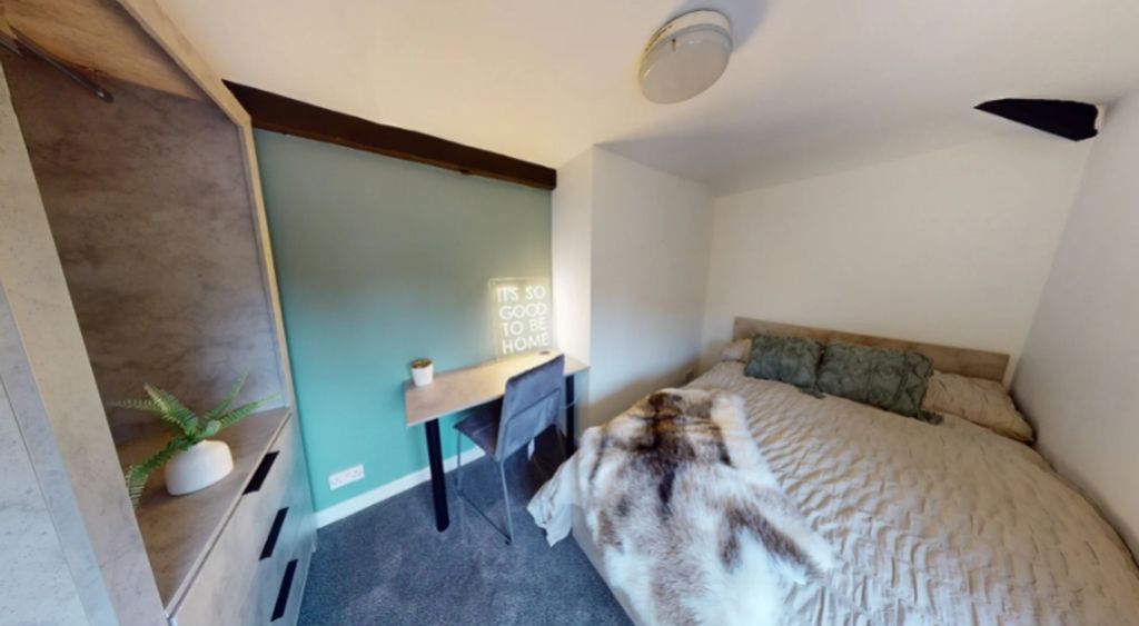 Property photo 3 of 13 A Cozy And Inviting Double Bedroom With Good Light...