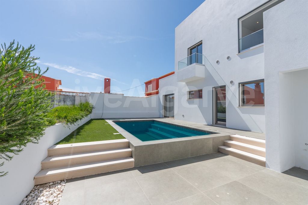 Property photo 1 of 39 Newly Built | Modern T3+1 Villa With Pool For Sale In Torraltinha – Lagos