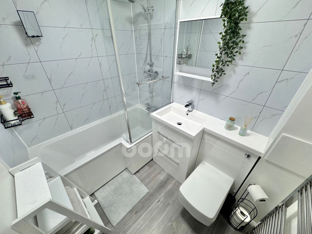 Property photo 2 of 26 Calder Street Lochwinnoch Apartment Bathroom Image