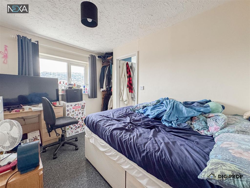Property photo 1 of 14 Room5.Jpg