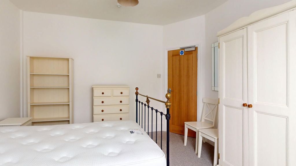Property photo 3 of 11 Bedroom - Angle 2