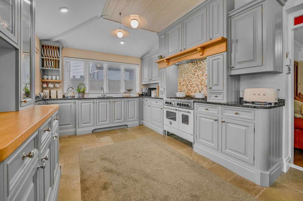 Property photo 2 of 35