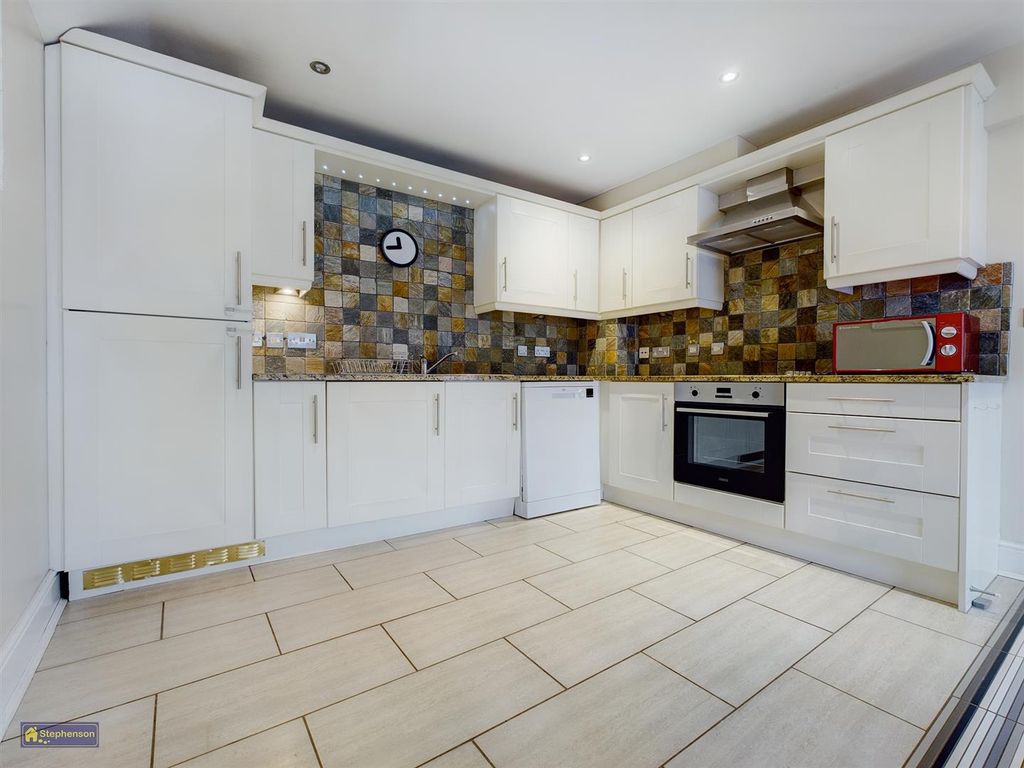 Property photo 2 of 7 Kitchen
