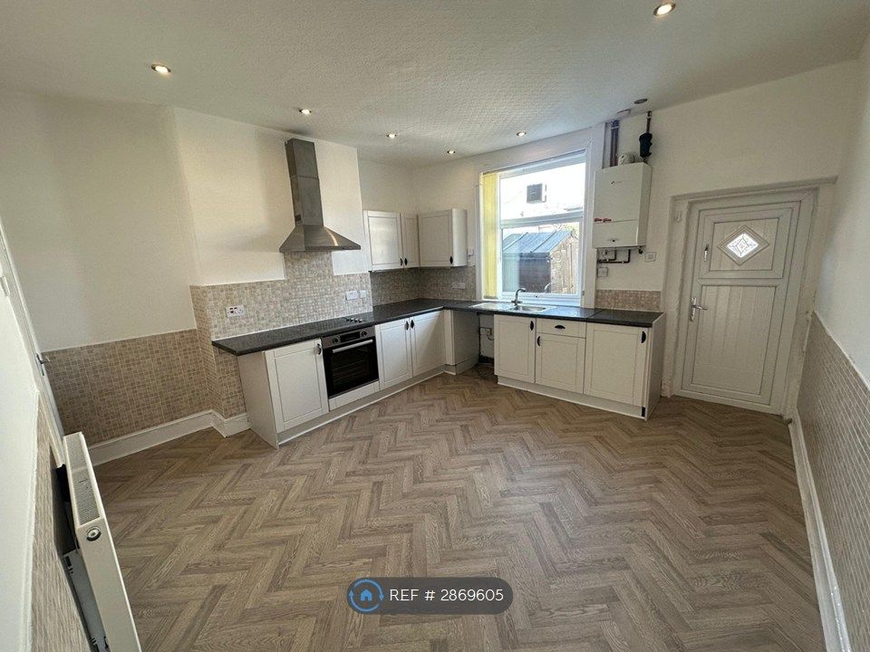 Property photo 2 of 8 Kitchen