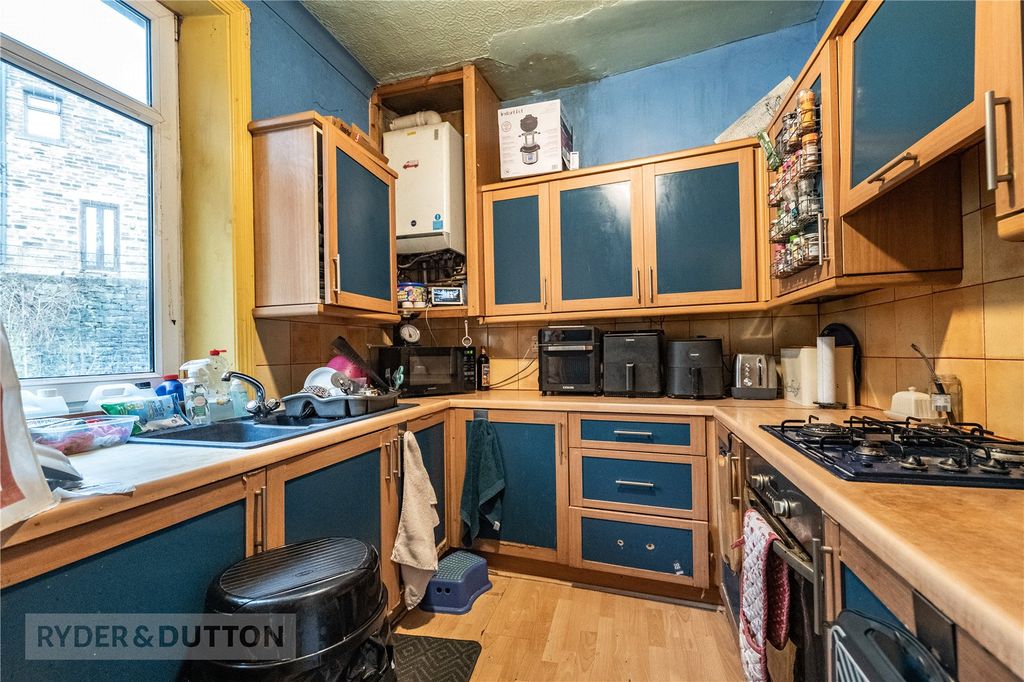 Property photo 3 of 12 Kitchen