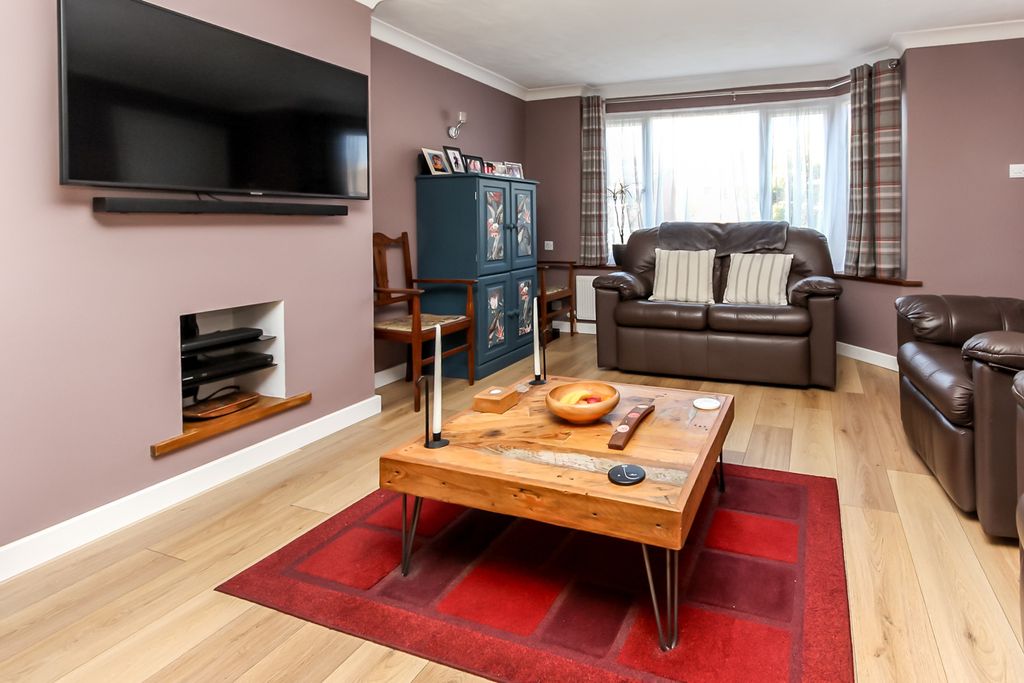 Property photo 2 of 16 Lounge