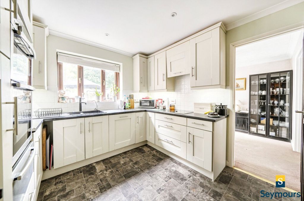 Property photo 3 of 16 Kitchen