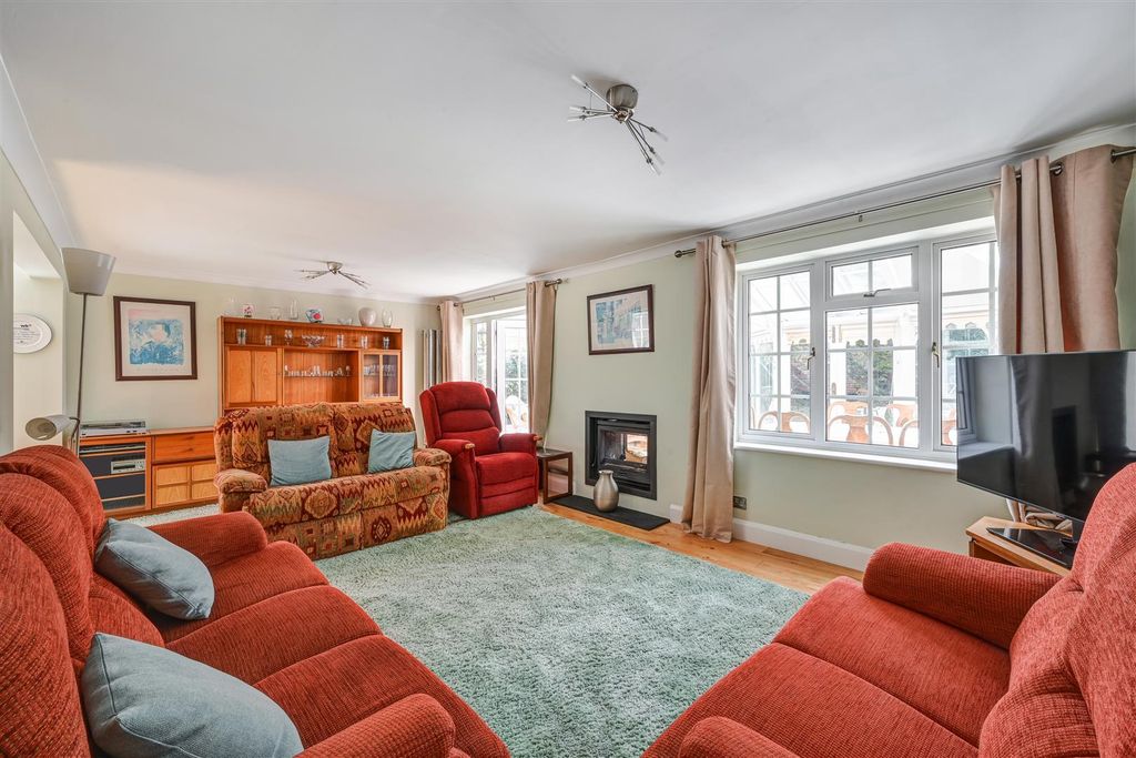 Property photo 3 of 20 Tintagel Close (6).Jpg