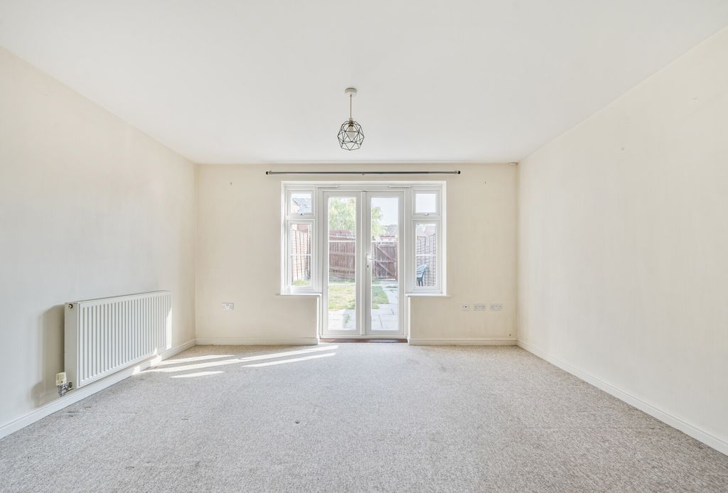 Property photo 3 of 18 1335477-18-689319...
