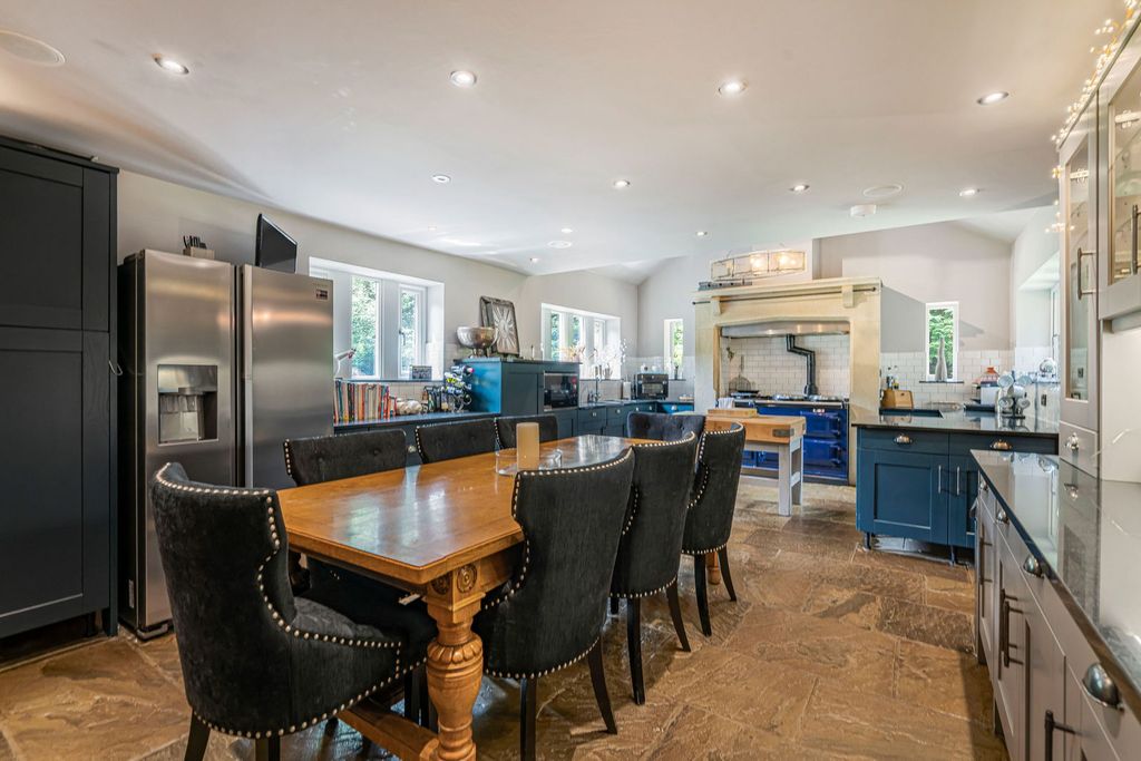 Property photo 2 of 76