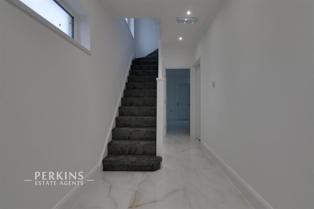 Property photo 1 of 5 Hallway.Jpg