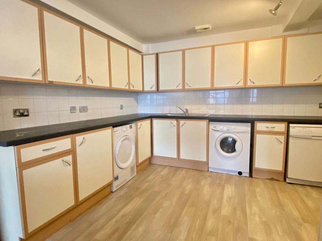 Property photo 3 of 8 Img_33953_13_Original.Jpg