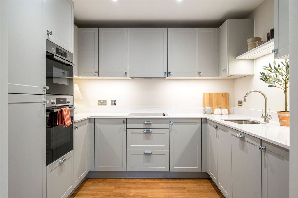 Property photo 3 of 16 Show Apartment