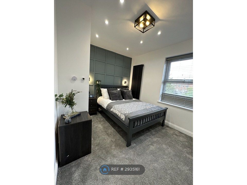 Property photo 1 of 12 Room 5