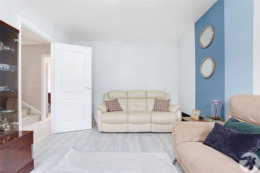 Property photo 3 of 26 Lounge