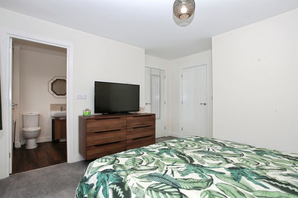 Property photo 3 of 20 Master Bedroom