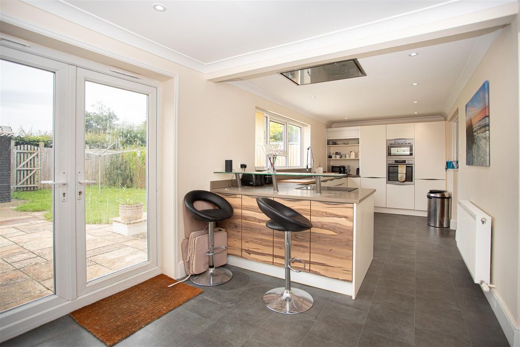 Property photo 3 of 23 Kitchen / Breakfast Room