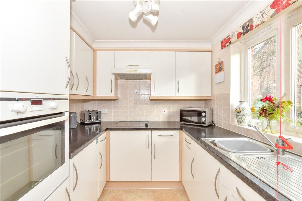 Property photo 3 of 9 Kitchen