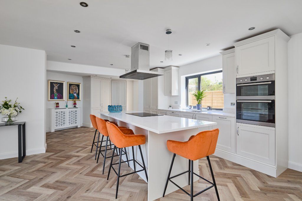Property photo 3 of 17 Modern Kitchen