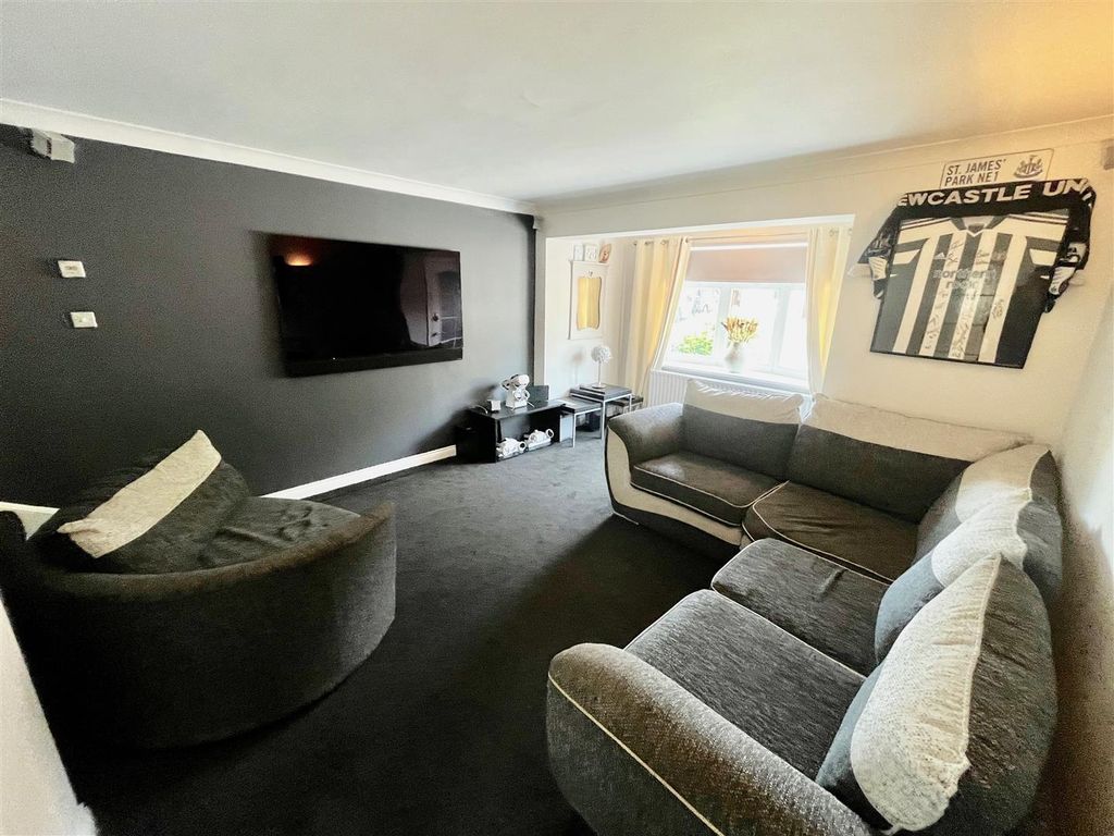 Property photo 2 of 20 Lounge