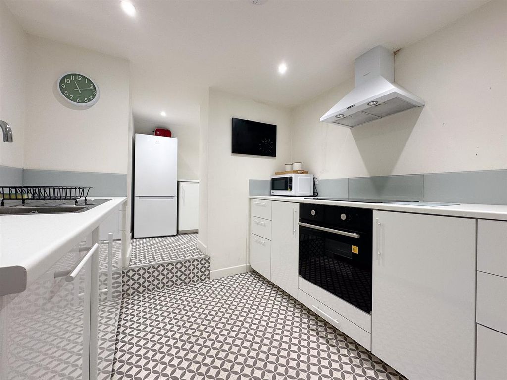 Property photo 3 of 10 Kitchen