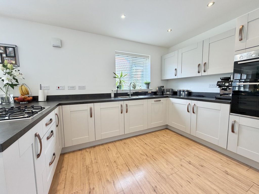 Property photo 3 of 32 Kitchen