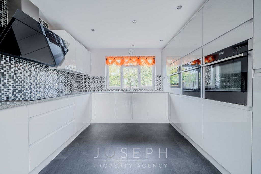 Property photo 2 of 28